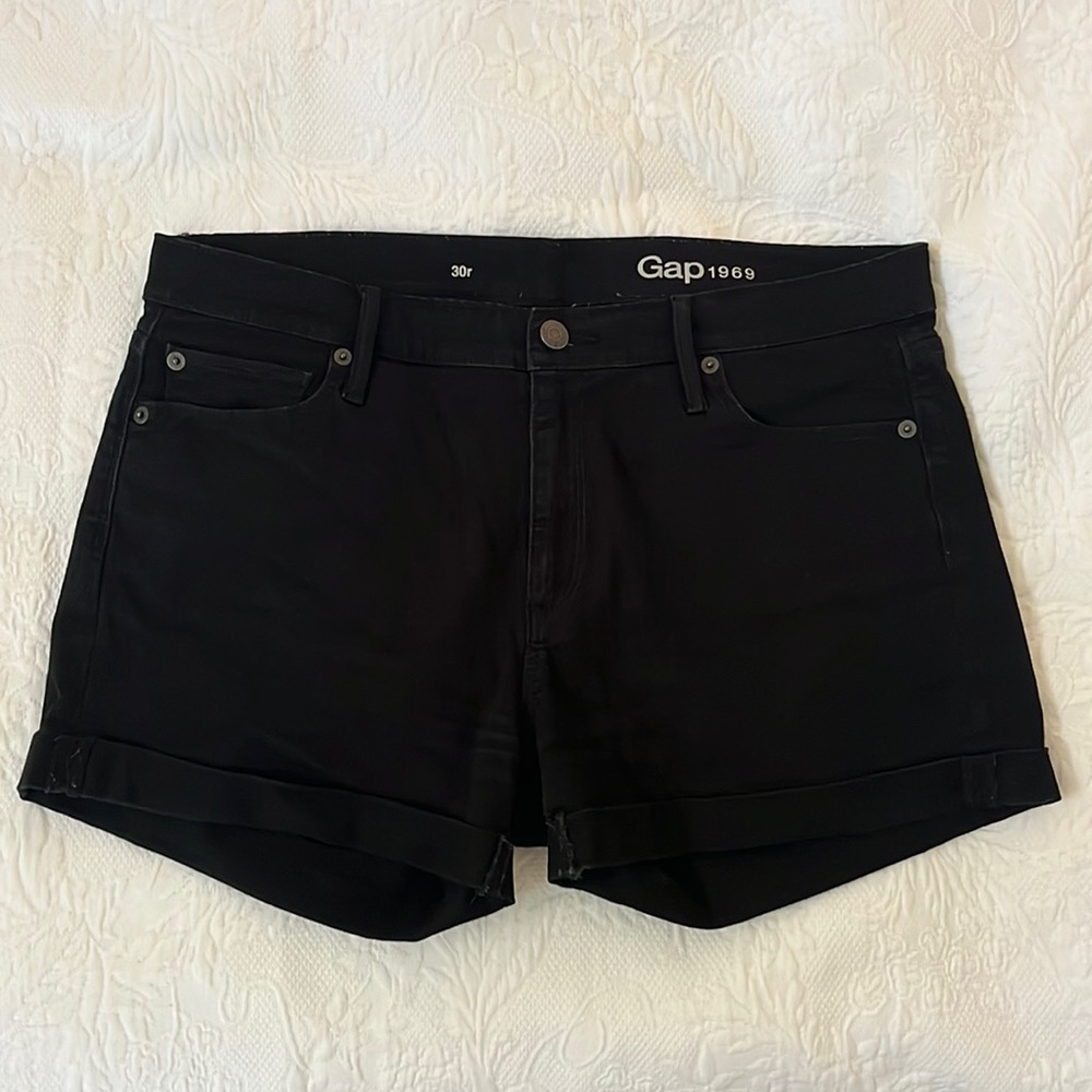 Gap black mid to low rise jean shorts! Lightly worn, not too short, size 30!